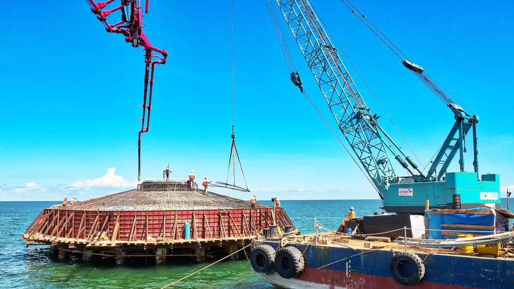 Thi công trụ điện gió ở Bạc Liêu