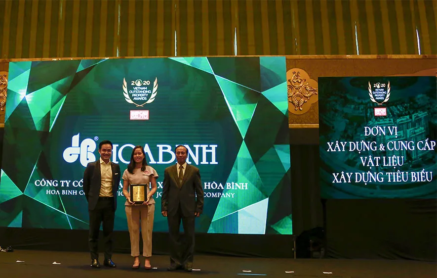 Bà Trần Kim Ngân - Đại diện Tập đoàn Xây dựng Hòa Bình nhận giải thưởng