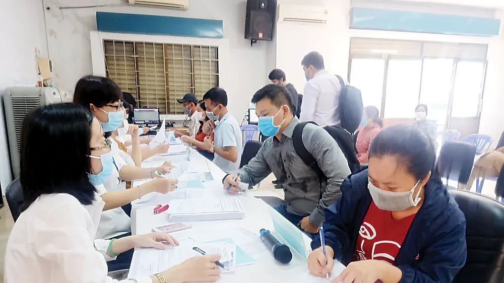 Người lao động tại Sàn giao dịch việc làm do Trung tâm DVVL TPHCM tổ chức