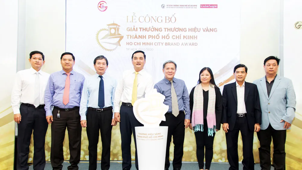 Đại diện ban tổ chức công bố giải thưởng