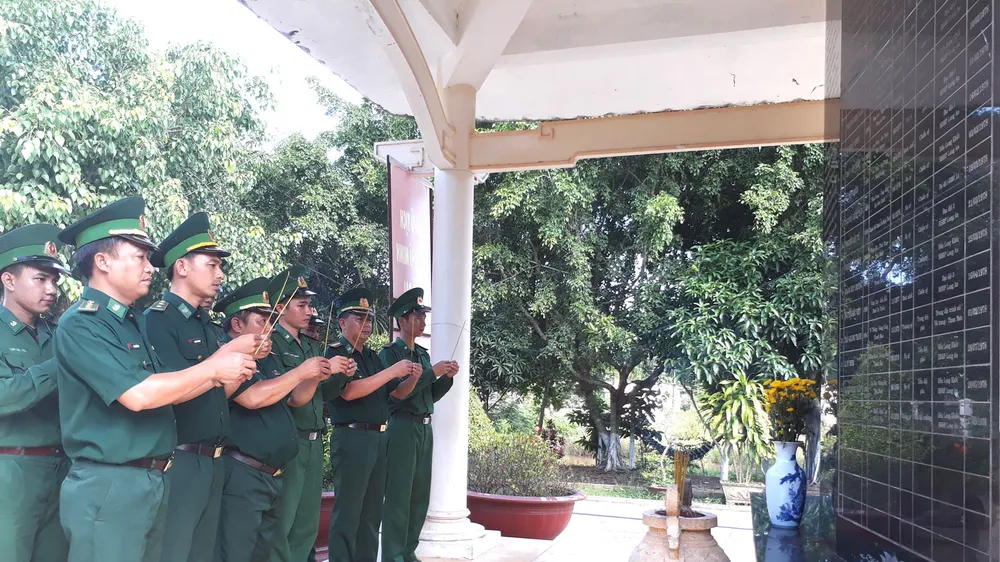 Cán bộ, chiến sĩ Đồn Biên phòng Long Khốt thắp hương các anh hùng liệt sĩ ở khu tưởng niệm. Ảnh: ĐĂNG NGUYÊN