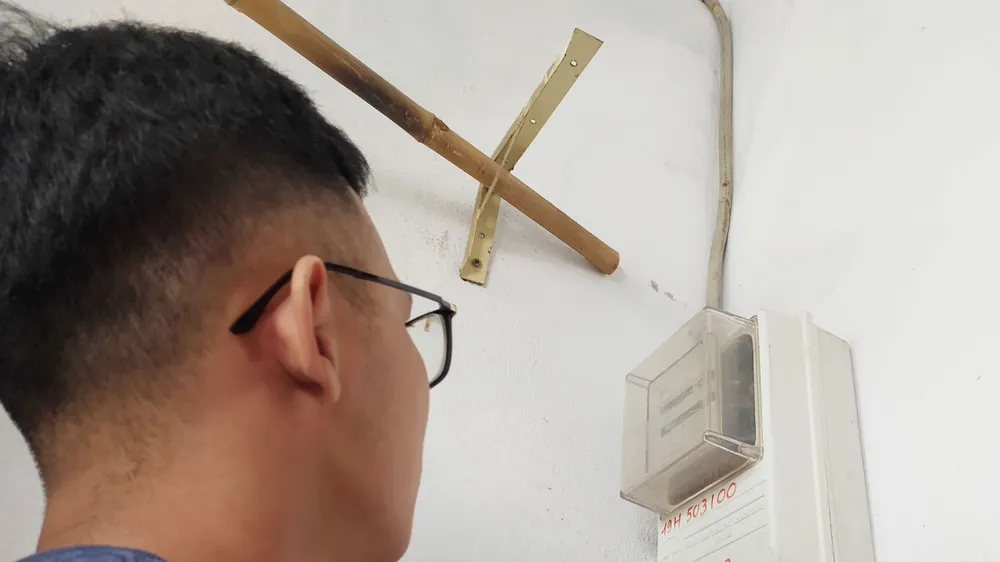 Nhiều người thuê trọ vẫn đang bị tính giá tiền điện cao so với quy định