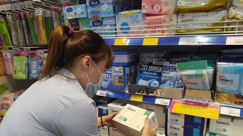 Người tiêu dùng mua khẩu trang tại Co.opmart