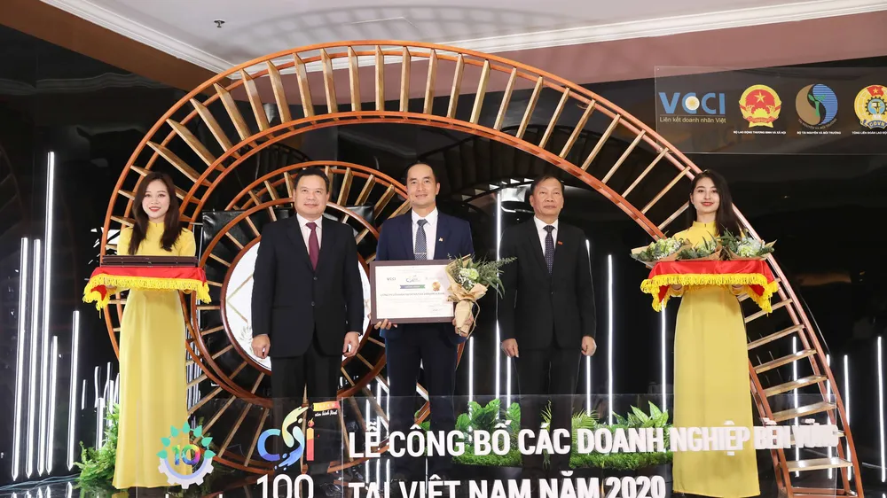 Đại diện Tập đoàn Xây dựng Hòa Bình nhận giấy chứng nhận Doanh nghiệp bền vững 2020