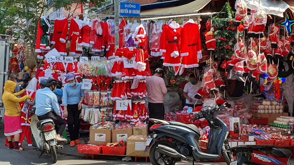 Vật phẩm trang trí Noel bày bán dọc đường Hải Thượng Lãn Ông, quận 5, TPHCM. Ảnh: ĐOÀN HIỆP