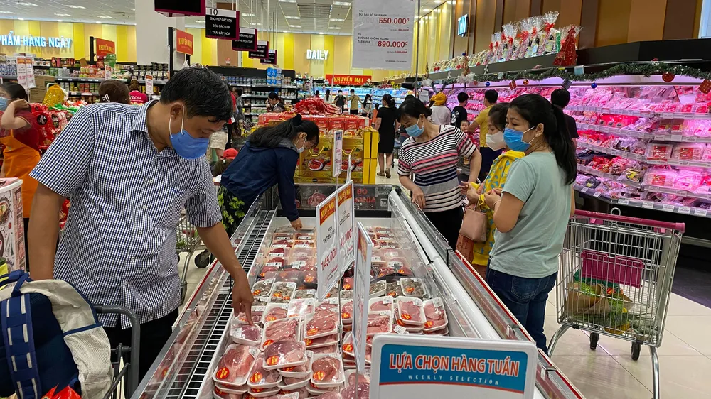 Đa dạng mặt hàng thực phẩm phục vụ tết tại siêu thị Aeon Tân Phú, TPHCM. Ảnh: CAO THĂNG
