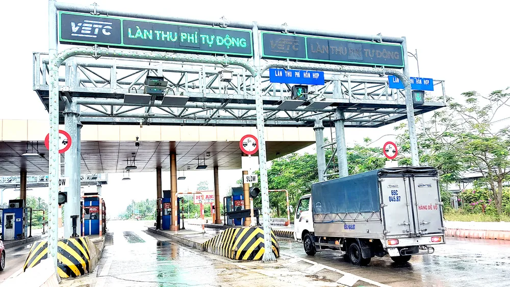 Làn thu phí tự động tại trạm BOT Sóc Trăng