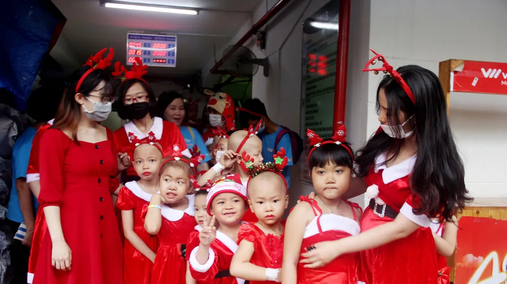  Các bé biểu diễn tại chương trình “Đêm Giáng sinh yêu thương”