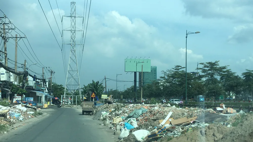 TPHCM mọc lên nhiều bãi kinh doanh xà bần