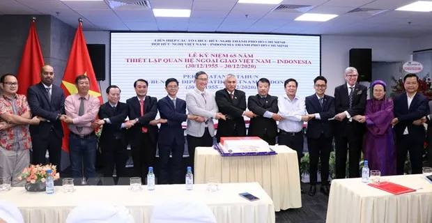 Các đại biểu tham dự lễ kỷ niệm 65 năm thiết lập quan hệ ngoại giao Việt Nam-Indonesia thể hiện tình đoàn kết. Ảnh: TTXVN