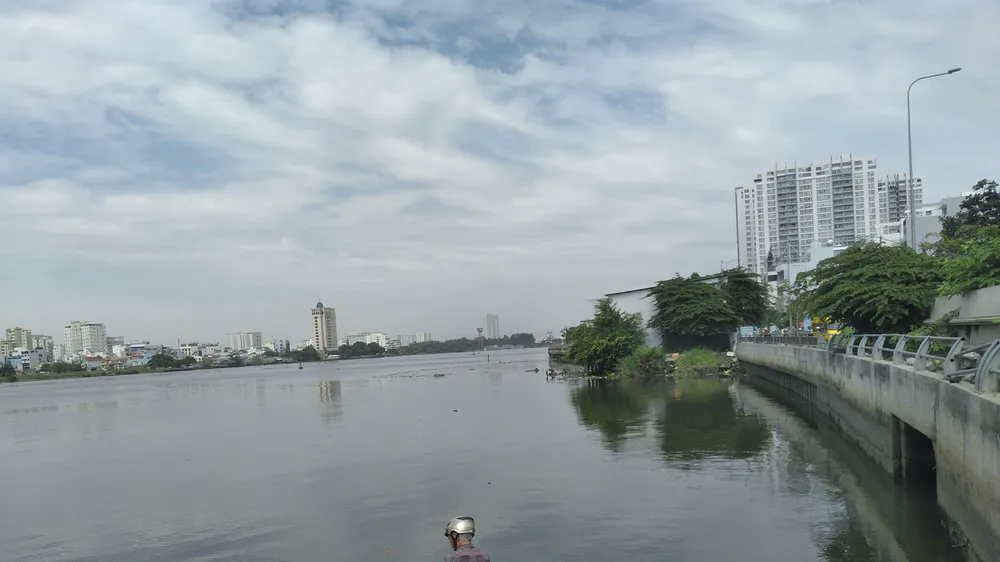 Sông Sài Gòn, đoạn chảy qua quận 2 và Bình Thạnh luôn có màu đen đục
