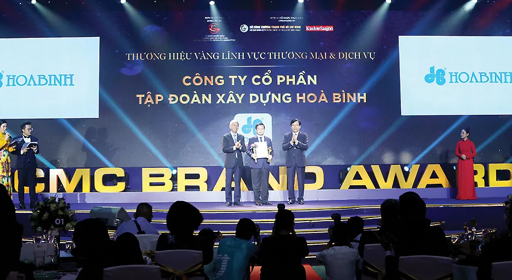 Ông Lê Viết Hải - Chủ tịch HĐQT Công ty CP Tập đoàn Xây dựng Hòa Bình (đứng giữa) nhận giải thưởng