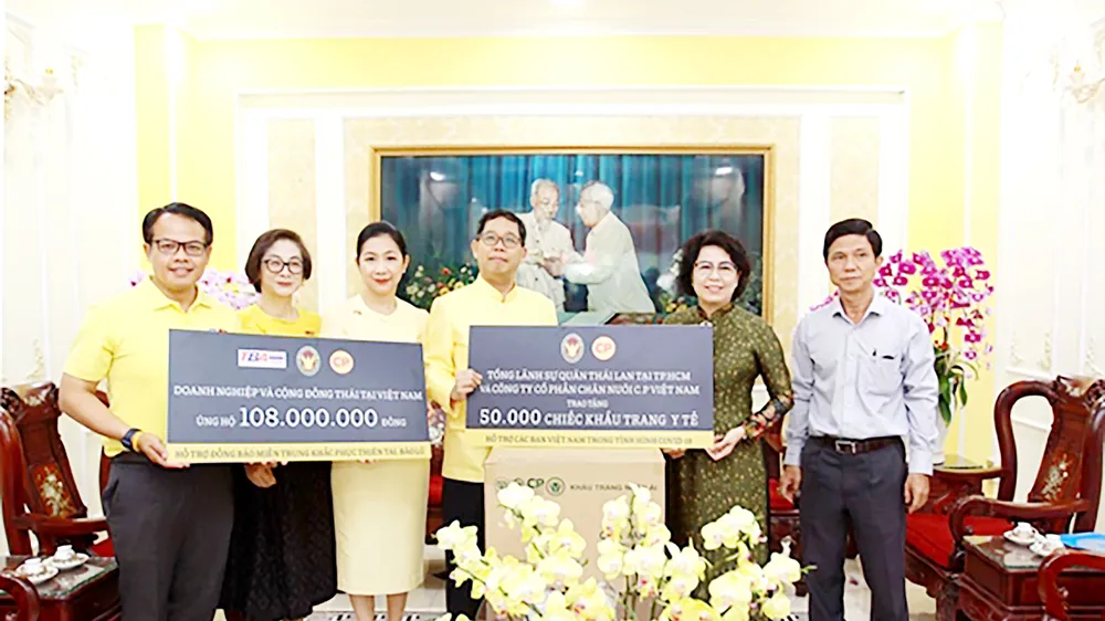 Chủ tịch Ủy ban MTTQ Việt Nam TPHCM Tô Thị Bích Châu tiếp nhận quà của Tổng Lãnh sự Thái Lan tại TPHCM giúp đỡ người dân miền Trung khắc phục hậu quả bão lụt trong năm 2020