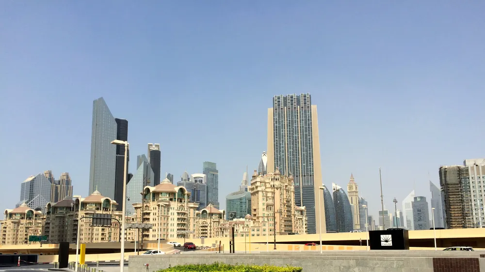 Tòa án này đặt trụ sở tại Tòa án Trung tâm Tài chính quốc tế Dubai (DIFC), một trung tâm trọng tài độc lập hoạt động dựa trên luật chung