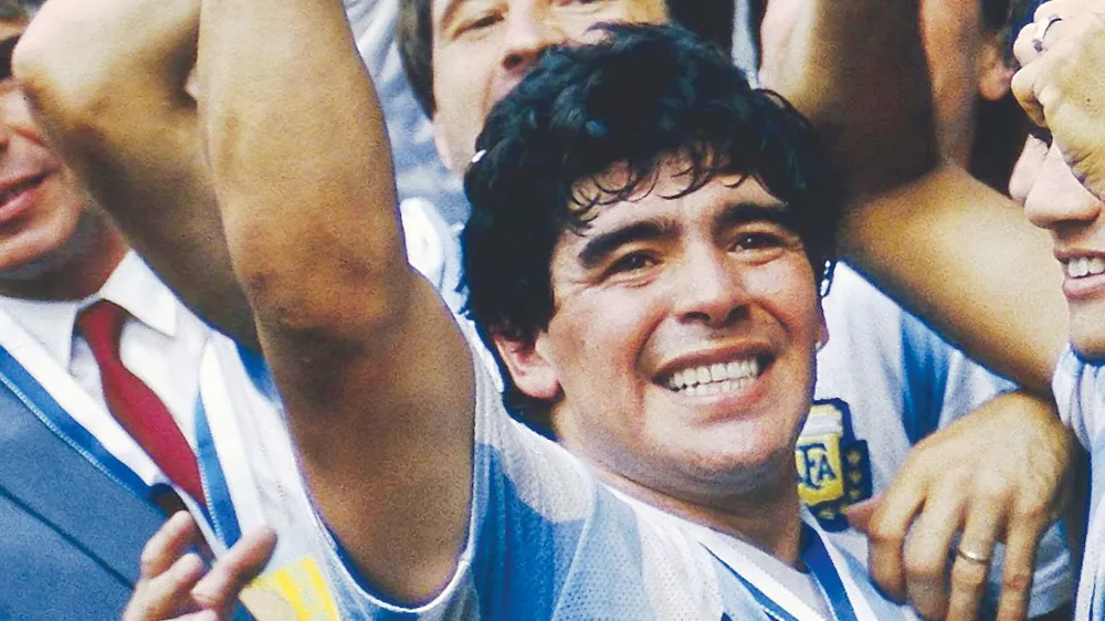 Thế giới bóng đá chia tay huyền thoại Diego Maradona
