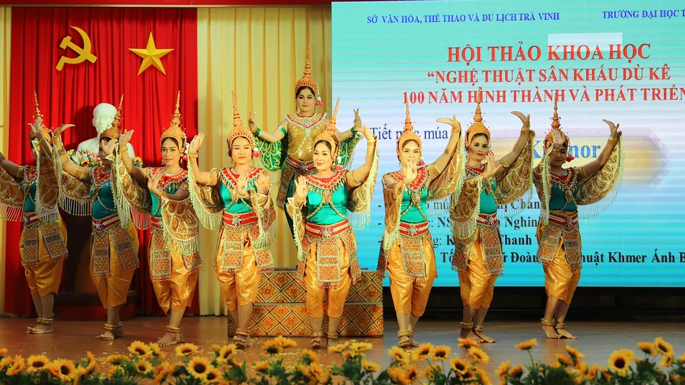 Biểu diễn nghệ thuật sân khấu dù kê ở Trường Đại học Trà Vinh