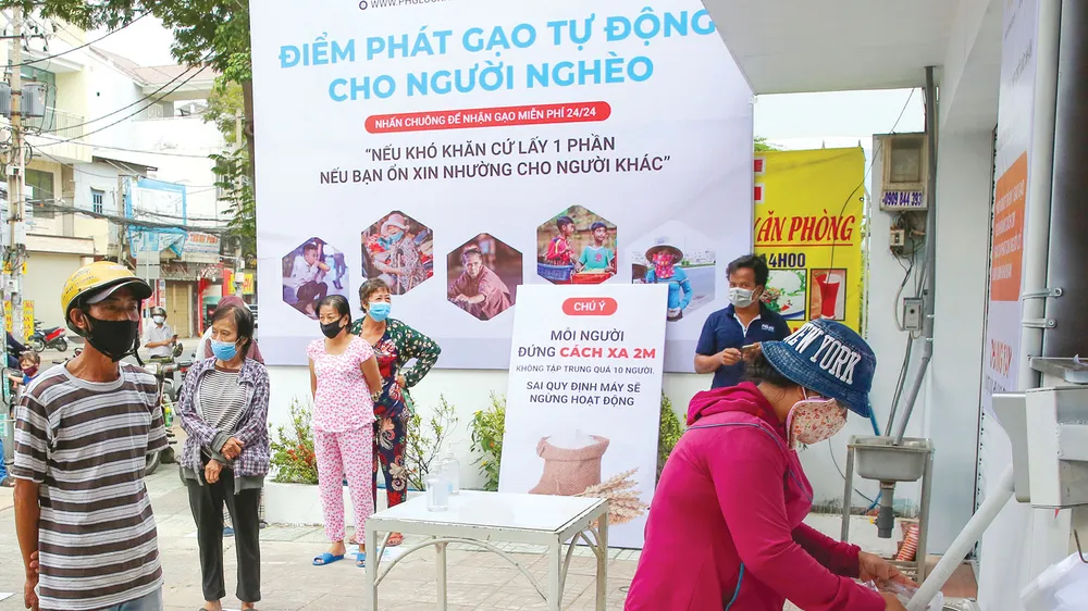 ATM gạo miễn phí hỗ trợ người dân khó khăn do dịch Covid-19. Ảnh: DŨNG PHƯƠNG 