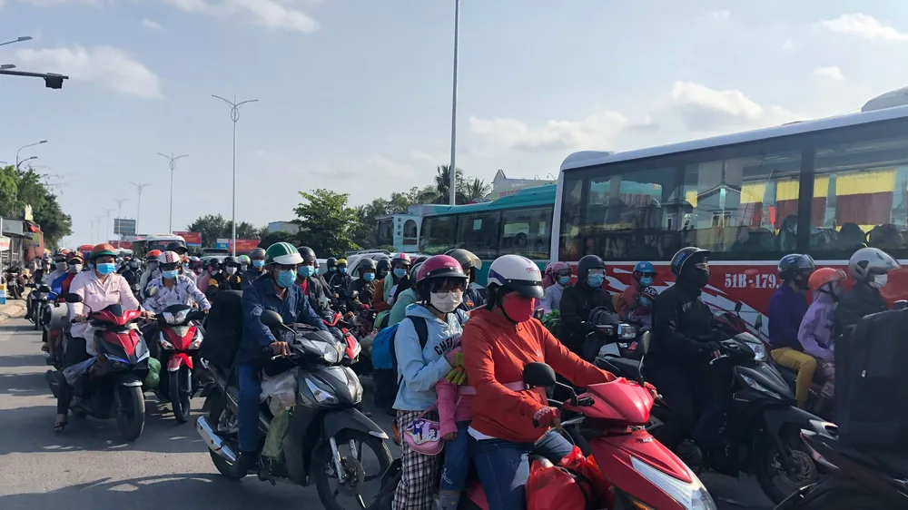Dòng xe di chuyển chậm qua cầu Rạch Miễu, từ phía Bến Tre sang Tiền Giang. Ảnh: TÍN HUY
