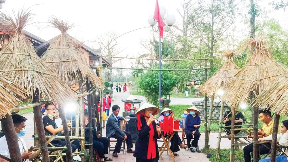 Hội bài chòi đầu xuân Tân Sửu bên di tích cầu ngói Thanh Toàn (Thừa Thiên - Huế). Ảnh: VĂN THẮNG
