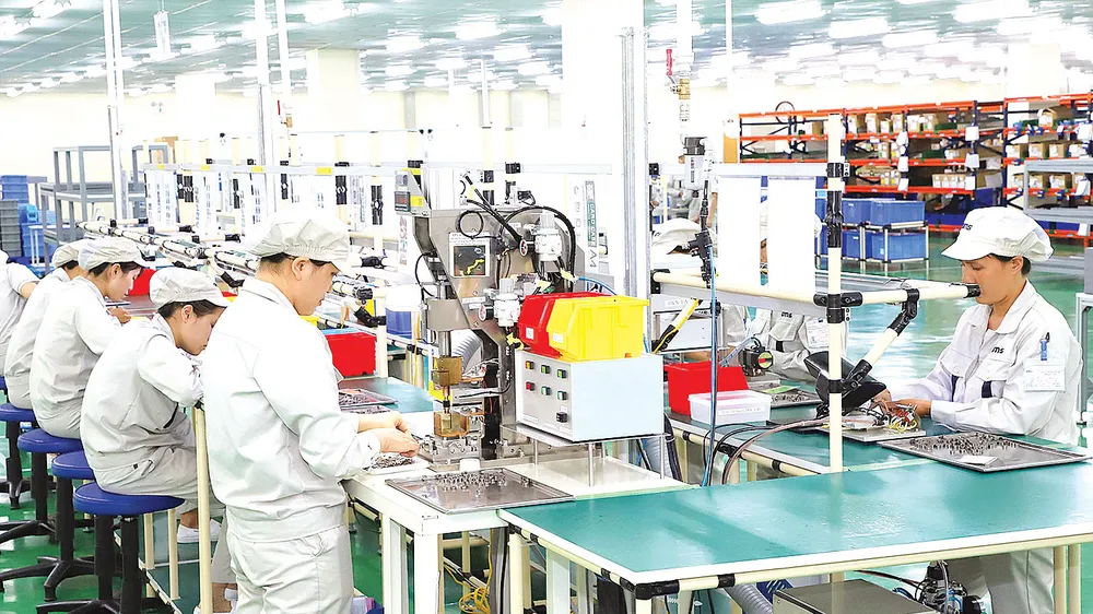 Dây chuyền sản xuất của Công ty TNHH Origin Manufactures Việt Nam (vốn đầu tư của Nhật Bản) ở KCN Đồng Văn II tỉnh Hà Nam. Ảnh: QUANG PHÚC