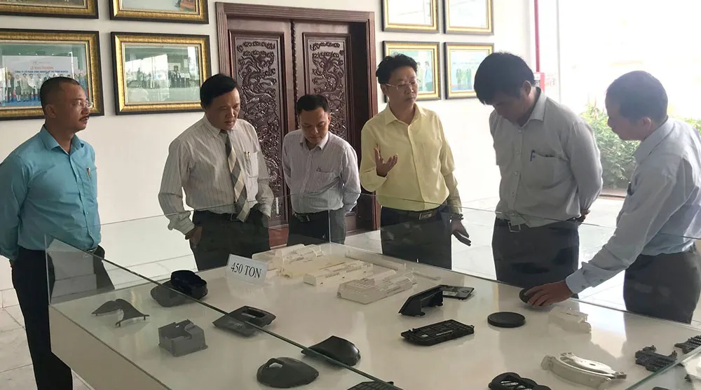 Tìm hiểu sản phẩm công nghiệp hỗ trợ tại Công ty cổ phần Công nghiệp hỗ trợ Minh Nguyên (Khu Công nghệ cao TPHCM) - một doanh nghiệp được kiều bào tạo lập.  Ảnh: VIỆT DŨNG