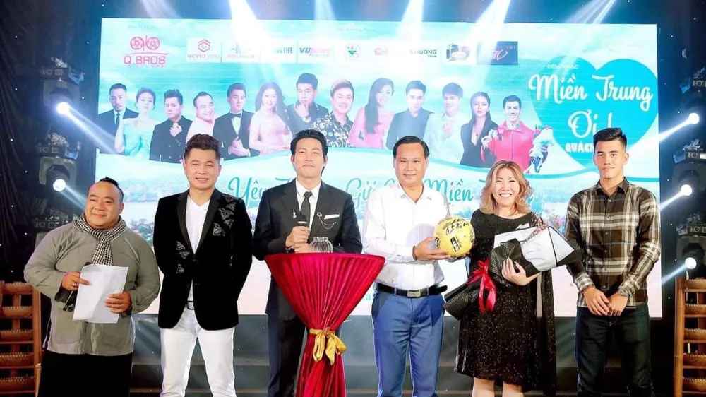  Bà Nguyễn Xuân Phương cùng những người bạn trong đêm quyên góp hỗ trợ đồng bào miền Trung bị lũ lụt năm 2020