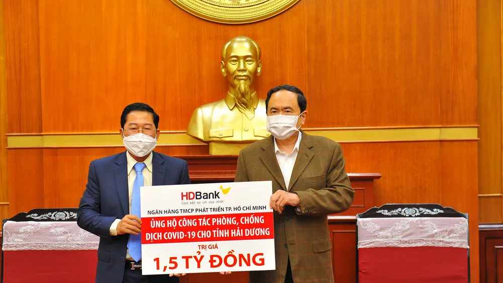 Ông Trần Thanh Mẫn - Ủy viên Bộ Chính trị, Chủ tịch Ủy ban TƯ MTTQ Việt Nam và ông Phạm Quốc Thanh - Tổng Giám đốc HDBank tại buổi lễ trao tặng 1,5 tỷ đồng hỗ trợ tỉnh Hải Dương chống dịch Covid-19