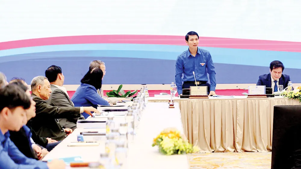 Các đại biểu tham dự Hội thảo khoa học “90 năm khẳng định và phát huy vai trò trường học XHCN của thanh niên Việt Nam” tại đầu cầu Hà Nội. Ảnh: VIẾT CHUNG