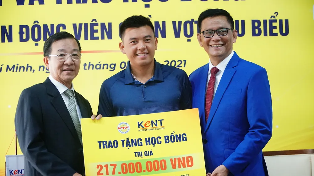 Lý Hoàng Nam nhận học bổng theo học Quản trị Kinh doanh