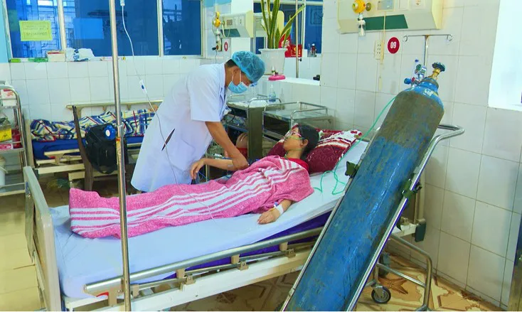 Quảng Bình: 3 học sinh nhập viện vì thổi kẹo bong bóng 