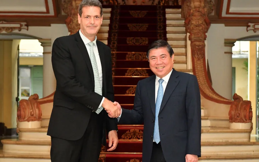 Chủ tịch UBND TPHCM Nguyễn Thành Phong tiếp ông Andrew Jeffries. Ảnh: VIỆT DŨNG
