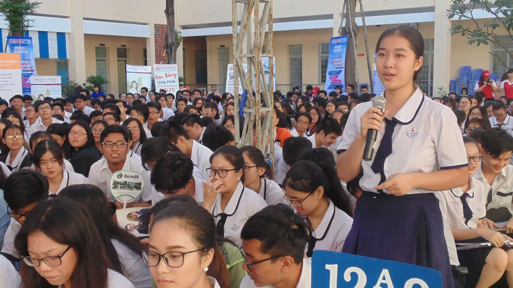 Học sinh Trường THPT Võ Thị Sáu (quận Bình Thạnh) tham gia buổi tư vấn hướng nghiệp tại sân trường 