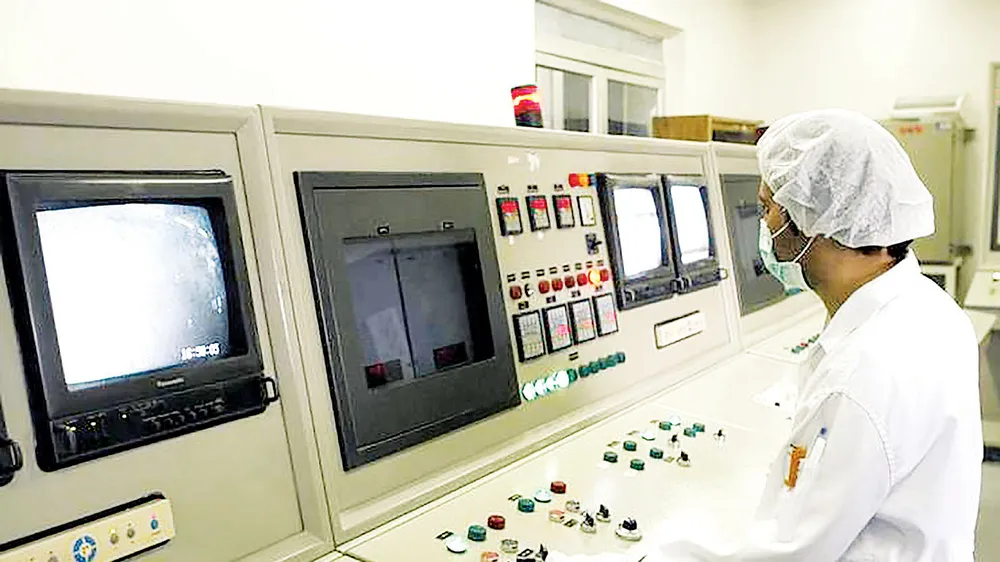 Một kỹ thuật viên làm việc trong phòng điều khiển tại cơ sở chuyển đổi uranium ở Isfahan, Iran. Ảnh: REUTERS