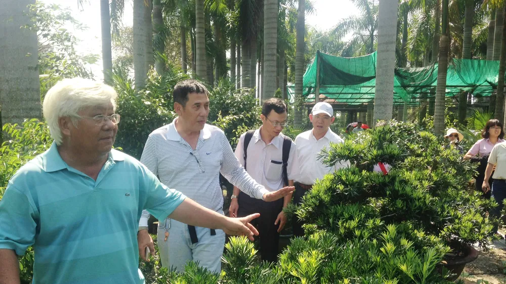 Du khách tham quan nhà vườn trên địa bàn TPHCM. Ảnh: THANH HẢI