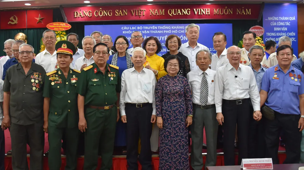  Các đại biểu chụp hình lưu niệm tại buổi họp mặt truyền thống