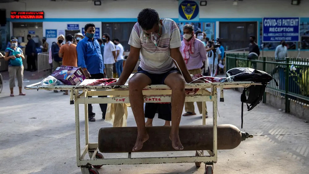 Một bệnh nhân Covid-19 chờ nhập viện tại New Delhi, Ấn Độ. Ảnh: REUTERS