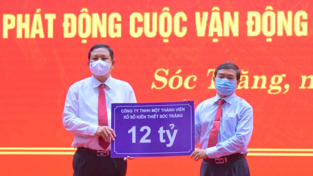 Ông Lê văn Khanh, Chủ tịch Công ty XSKT Sóc Trăng (phải) trao 12 tỷ đồng hỗ trợ xây dựng nhà ở cho hộ nghèo