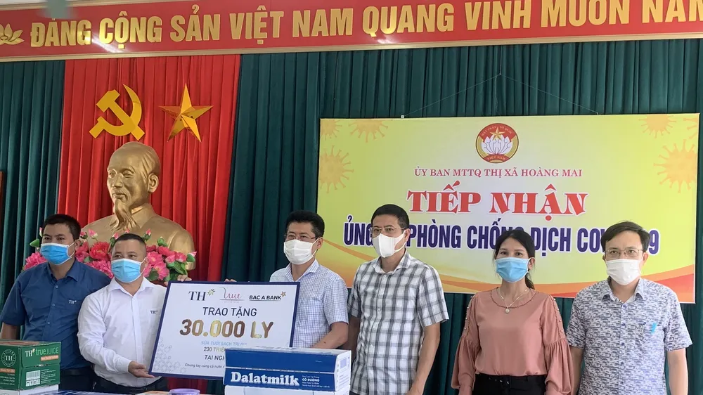 TH tặng hơn 30.000 sản phẩm sữa và đồ uống đến lực lượng chống dịch và người cách ly tại thị xã Hoàng Mai