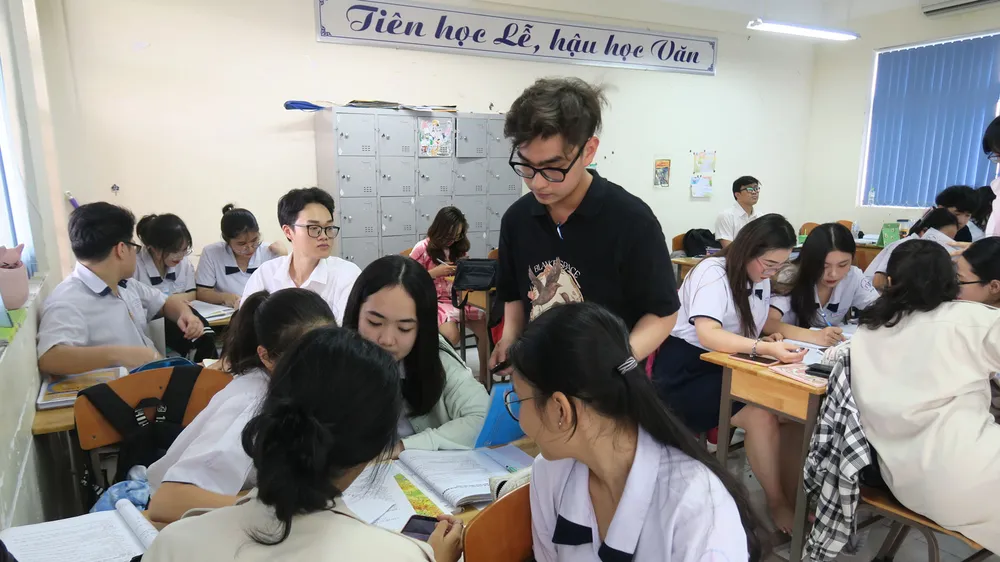 Học sinh Trường THPT Nguyễn Du (quận 10) tham gia hoạt động trải nghiệm “Một ngày làm giáo viên”, cuối tháng 3-2021