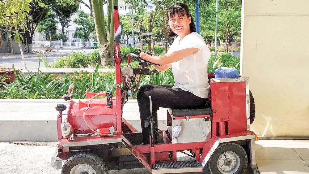 Cô Trần Thị Mỹ Quyên bên chiếc xe do một người bạn tặng