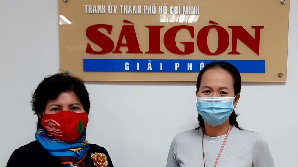 Chủ tịch HĐQT Công ty CP Thực phẩm Bình Tây, Phó Chủ tịch Hội Hữu nghị Việt Nam - Campuchia TPHCM, đã đến Báo SGGP trao 36 triệu đồng, khoản hỗ trợ năm đầu tiên để nuôi dưỡng cháu N.D.H.