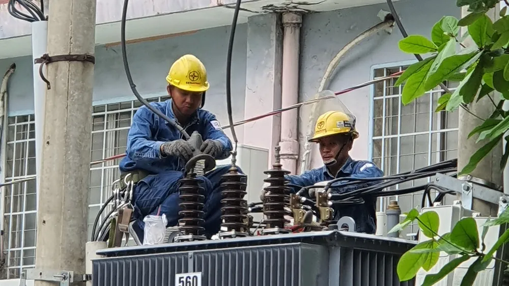 Nhân viên EVNHCMC kiểm tra lưới điện để đảm bảo an toàn điện trong mùa mưa