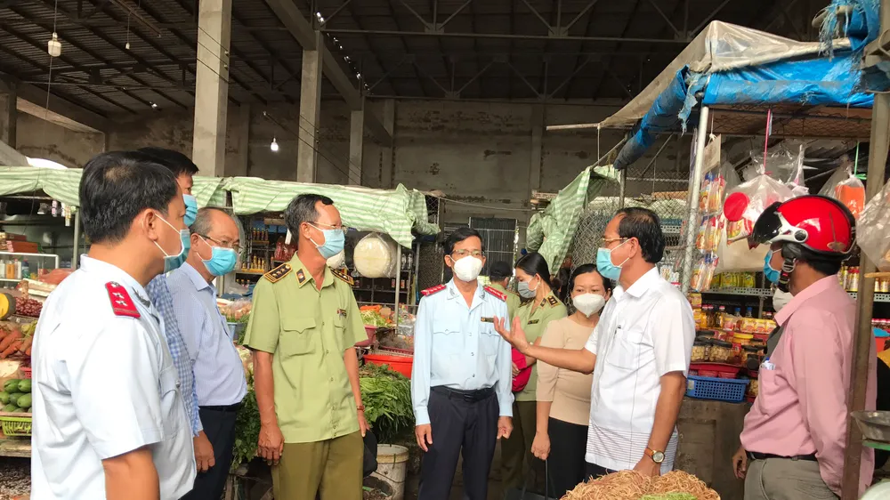 Các ngành chức năng tỉnh Hậu Giang kiểm tra tình hình dự trữ, cung ứng hàng hóa ngày 21-5 