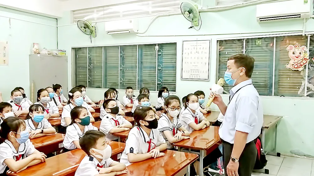 Thầy trò Trường Tiểu học Nguyễn Thị Minh Khai (quận Gò Vấp, TPHCM) trong một giờ lên lớp vào giữa tháng 4-2021. Ảnh: MINH QUÂN