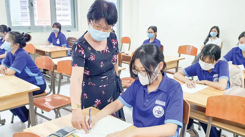 Học sinh lớp 12, Trường THPT Nguyễn Du (quận 10, TPHCM) trong một giờ học cuối học kỳ 2 năm học 2020-2021. Ảnh: THU TÂM