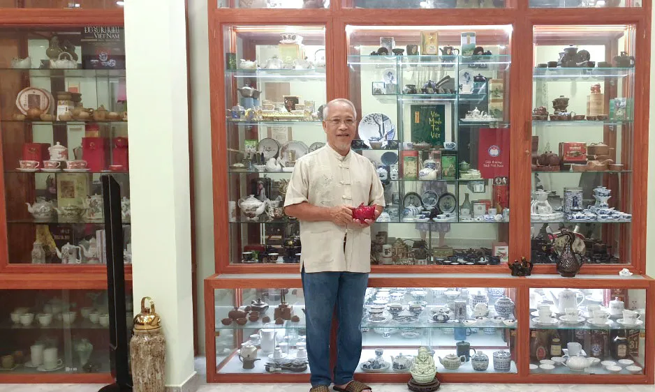Ông Trịnh Quang Dũng bên bộ sưu tập ấm trà