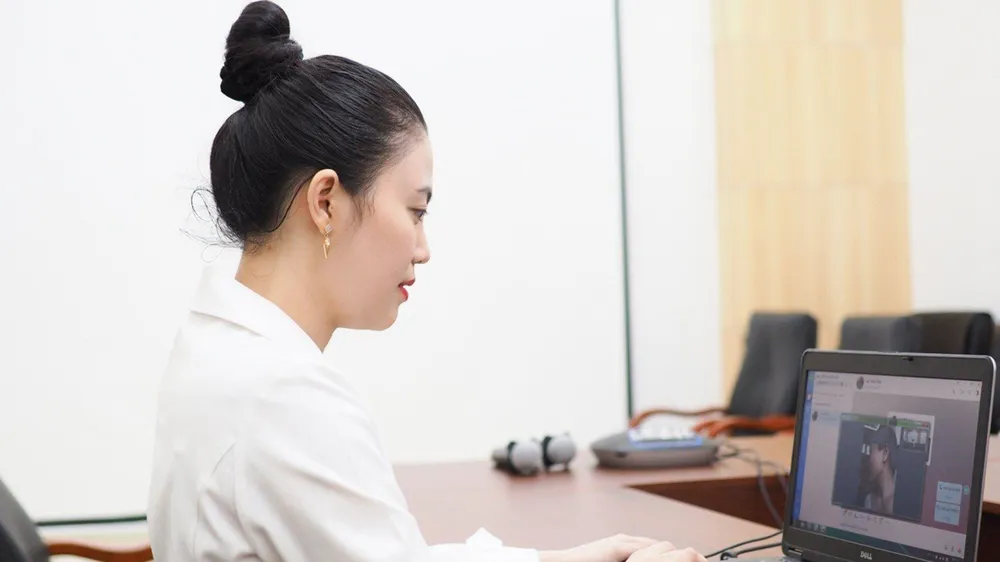  Bác sĩ Bệnh viện Da liễu TPHCM tư vấn chăm sóc cho người bệnh qua Zalo. Ảnh: THÀNH AN