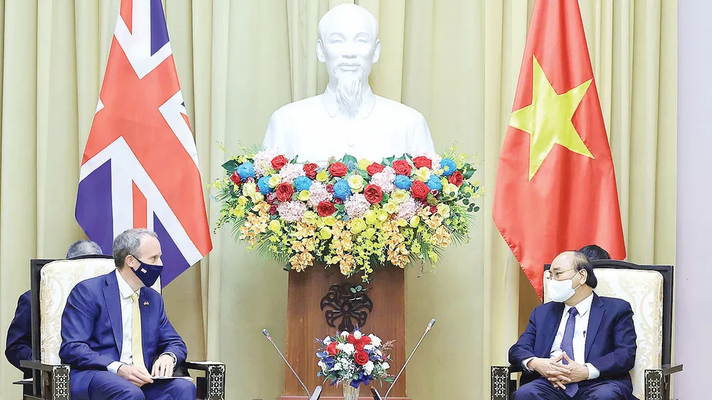 Chủ tịch nước Nguyễn Xuân Phúc tiếp Bộ trưởng Dominic Raab. Ảnh: QUANG PHÚC