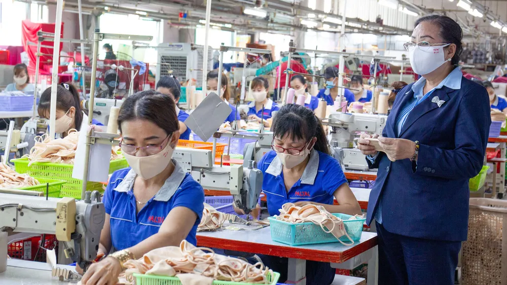 Nhiều DN ngành dệt may có đơn hàng khá. Trong ảnh: Khâu sản xuất của Công ty thời trang PALTAL (quận 12, TPHCM). Ảnh: HOÀNG HÙNG
