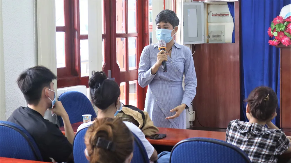 Sinh viên ngành Kinh tế Trường ĐH Mở dự báo cáo chuyên đề về PR làm việc cho doanh nghiệp. Ảnh: HOÀNG HÙNG
